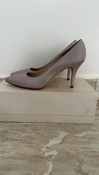 Unisa brand pumps
