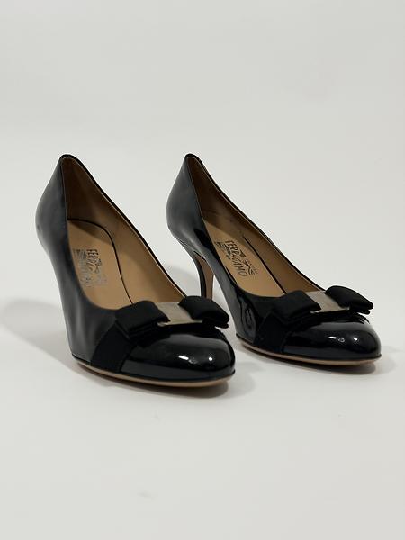 Black pump shoes